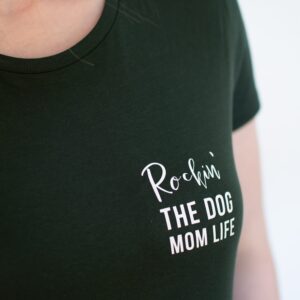 T-Shirt "Rockin the dog mom life" Dunkelgrün S [Second Chance]