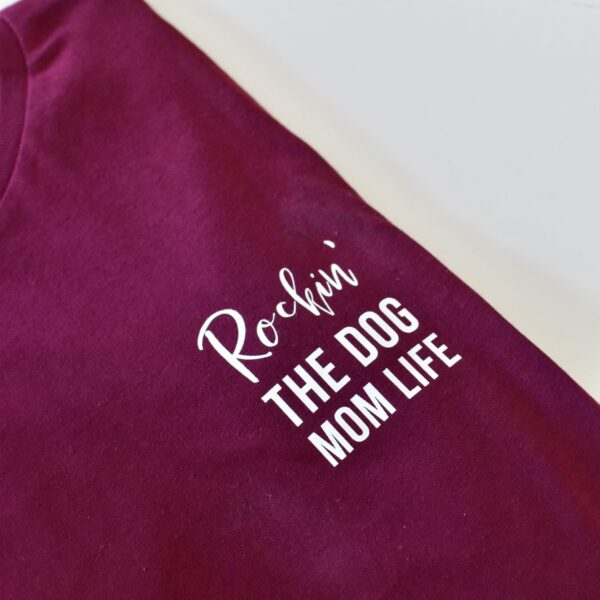 T-Shirt "Rockin the dog mom life" Bordeaux S [Second Chance] – Bild 2