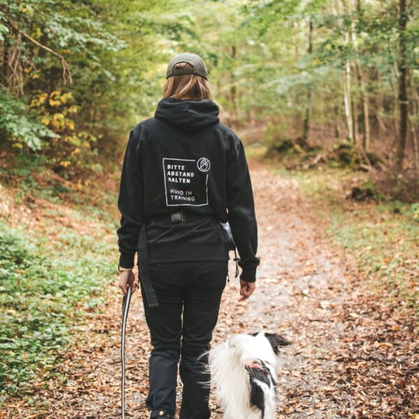 Hoodie "Bitte Abstand halten" - Hund im Training – Bild 6