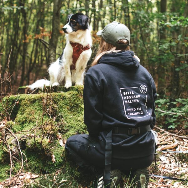Hoodie "Bitte Abstand halten" - Hund im Training – Bild 4