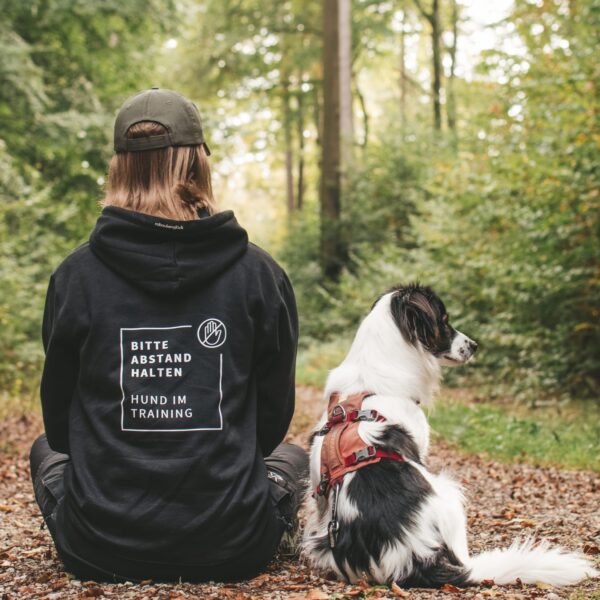 Hoodie "Bitte Abstand halten" - Hund im Training – Bild 2