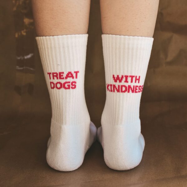 Socken "Treat dogs with kindness" – Bild 2