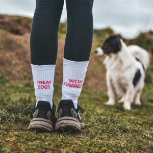 Socken "Treat dogs with kindness"