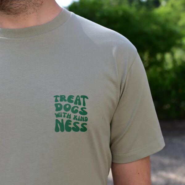 T-Shirt "Treat Dogs with Kindness" – Bild 4