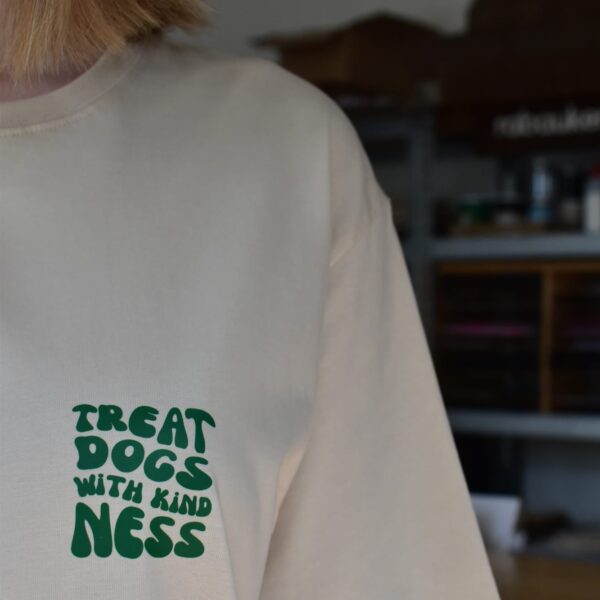 T-Shirt "Treat Dogs with Kindness" – Bild 3