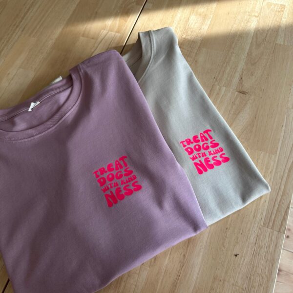 T-Shirt "Treat Dogs with Kindness" – Bild 2
