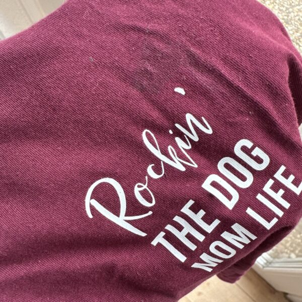 T-Shirt "Rockin the dog mom life" Bordeauxrot S [Second Chance] – Bild 3