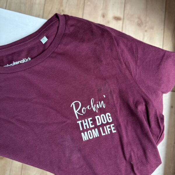 T-Shirt "Rockin the dog mom life" Bordeauxrot S [Second Chance] – Bild 2