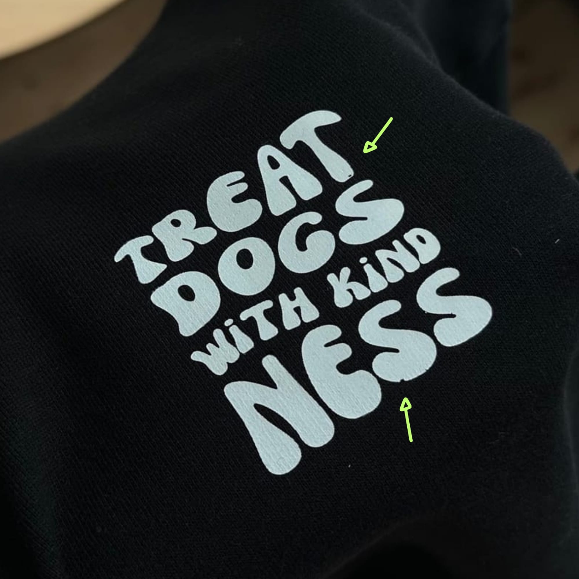 Hoodie "Treat dogs with kindness" Schwarz M (Second Chance) – Bild 2